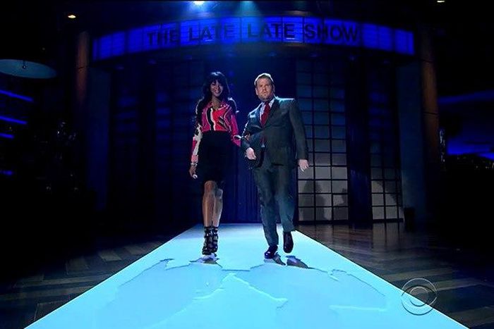 Naomi Campbell shows TV host how to walk the runway