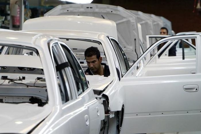 Men work in an assembly line of Hyundai cars in Egypt's biggest car assembler GB Auto in Cairo September 10, 2013.   REUTERS/Mohamed Abd El Ghany