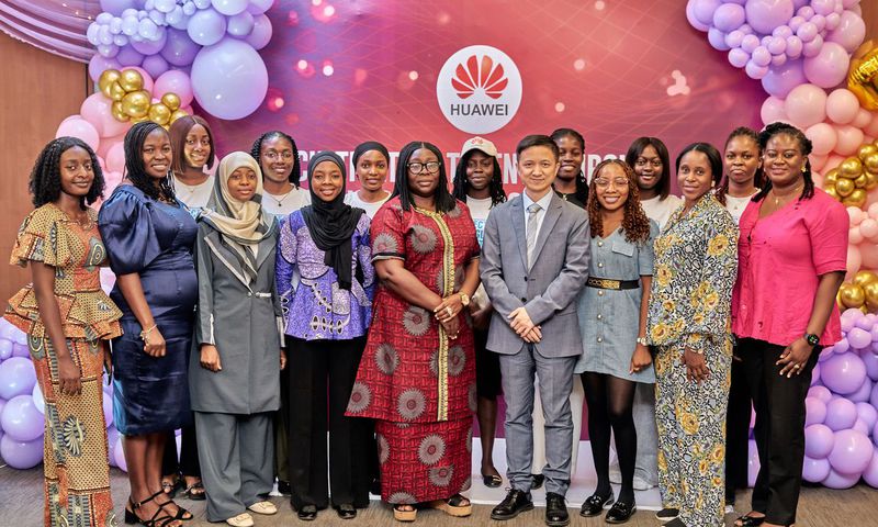 Beneficiaries of the training alongside Mrs Comfort Kabirwa, Director of Policy, Research, and Strategy at the Ministry of Communication, (middle left) and Huawei Nigeria’s Strategy Director, Mr Eric Chen (middle right).