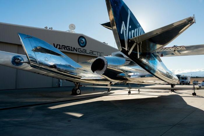 Le vaisseau SpaceShipTwo sous son avion porteur WhiteKnightTwo, à l'aéroport et spatioport de Mojave (Californie) le 22 février 2019