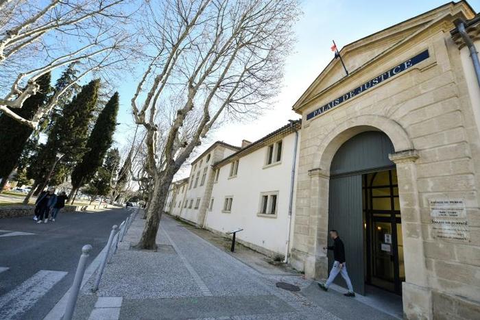 The guards "had left the van to ring the doorbell to the courthouse when the armed men fell upon them," said prison guard union representative Nicolas Burtz