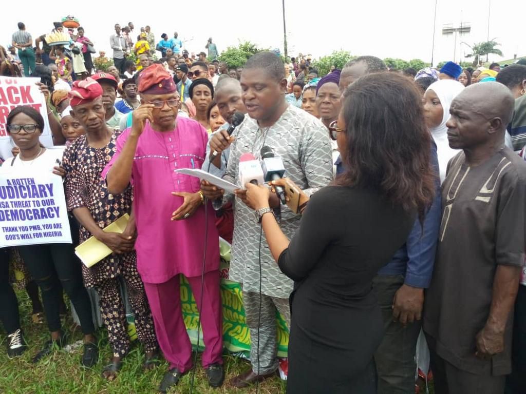 Pro-Buhari protesters storm US embassy over Onnoghen's suspension.