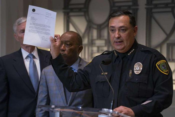 FBI to investigate Houston police officers after deadly drug raid