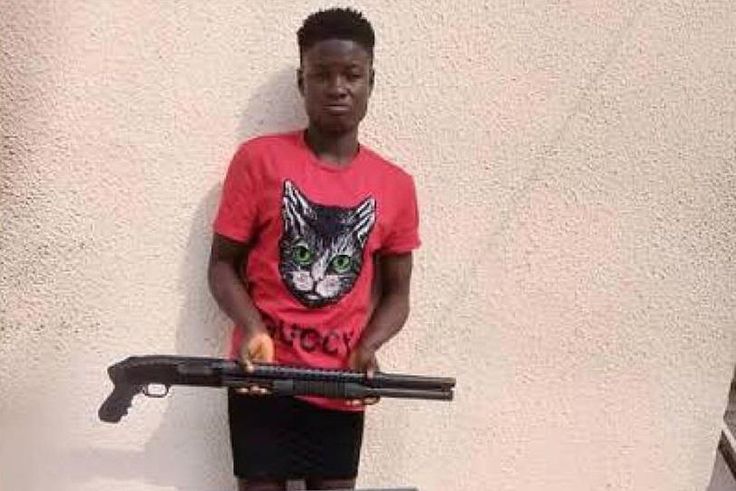 The police alongside local vigilantes, were able to seize a combat weapon found in a lady's possession. She reportedly hit it cleverly close to mopping stick. [Instagram/Instablog9ja]