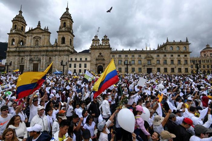 Thouusands march to condemn the Bogota police academy car bombing that killed 20 students