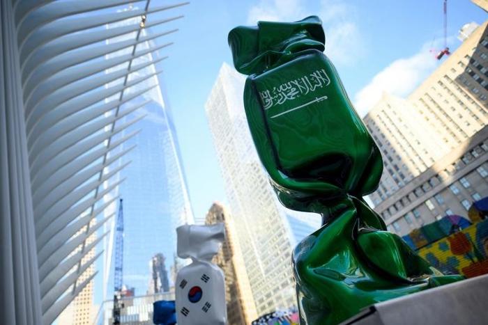 A sculpture in the Saudi flag's colors, in the World Trade Center