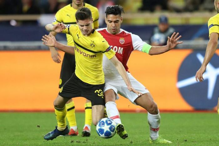 Germany midfielder Julian Weigl, 23, is set to stay with Borussia Dortmund, despite reported interest from Paris Saint-Germain and his former coach Thomas Tuchel, the Bundesliga leaders have said.