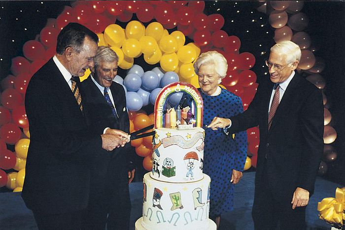 Dr. John Mendelsohn, 82, Researcher Who Led Top Cancer Center, Dies