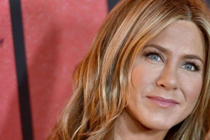 How Jennifer Aniston Looks THAT Good At 50