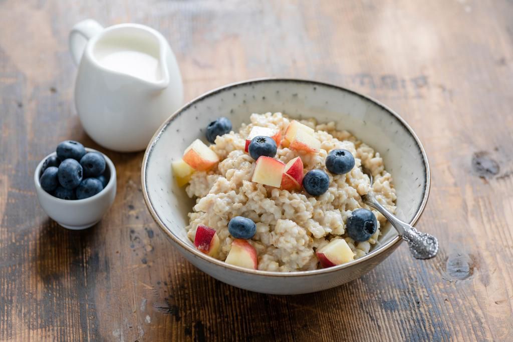 Oatmeal porridge with blueberries and peach