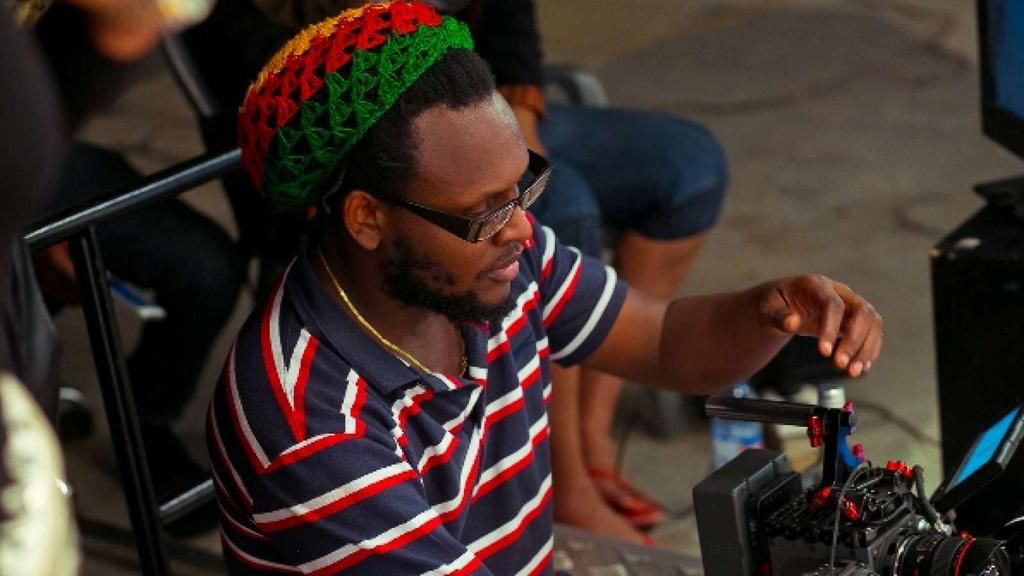Clarence-Peters on the set of a music video [Tooxpress]