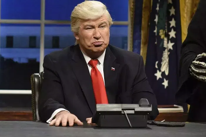 On 'SNL', baldwin mocks Trump's emergency declaration