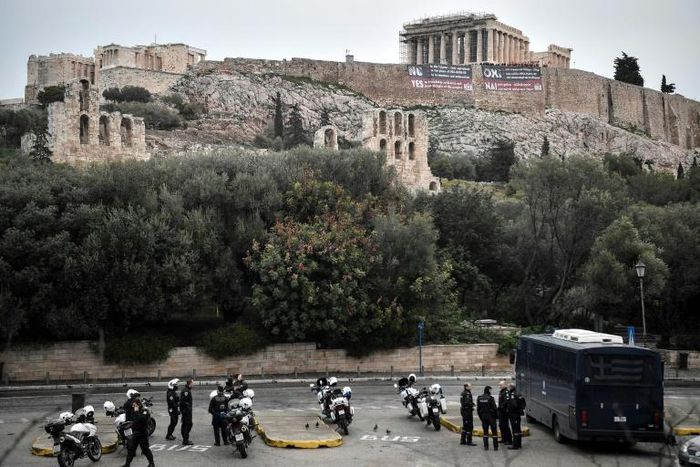 Ahead of the name change vote, Communist Party activists hung giant banners outside the Acropolis in Athens reading: "No to the Tsipras-Zaev agreement"