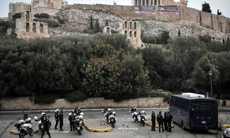 Ahead of the name change vote, Communist Party activists hung giant banners outside the Acropolis in Athens reading: "No to the Tsipras-Zaev agreement"