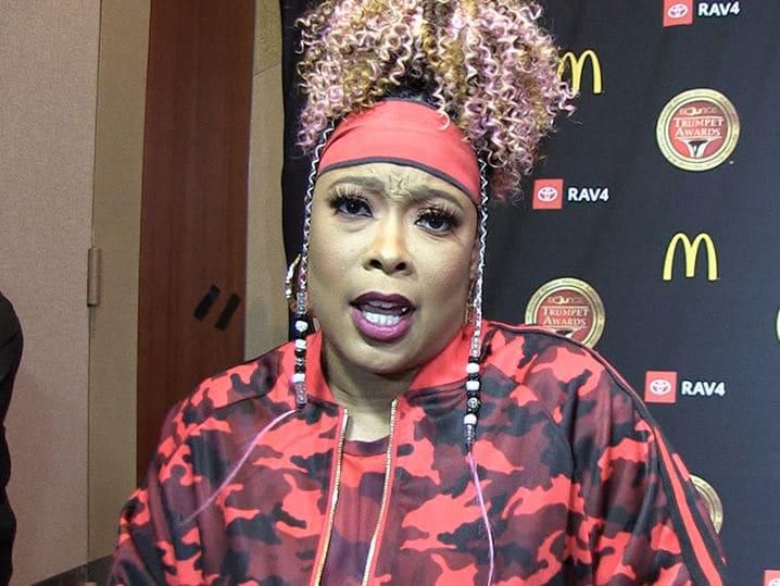 Da Brat thinks R. Kelly is not the only to take the fall for the sex abuse allegation. [Long Room]