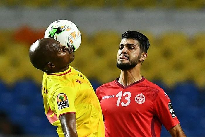 Kaizer Chiefs captain and midfielder Willard Katsande (left)