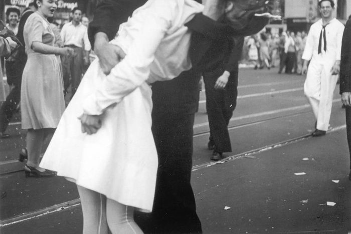 George Mendonsa, 95, Most Likely the Sailor in a Famous Photo, Dies
