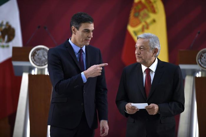 Mexico's President Andres Manuel Lopez Obrador (R) and Spain's Prime Minister Pedro Sanchez gesture during a joint press conference at the National Palace in Mexico City on January 30, 2019