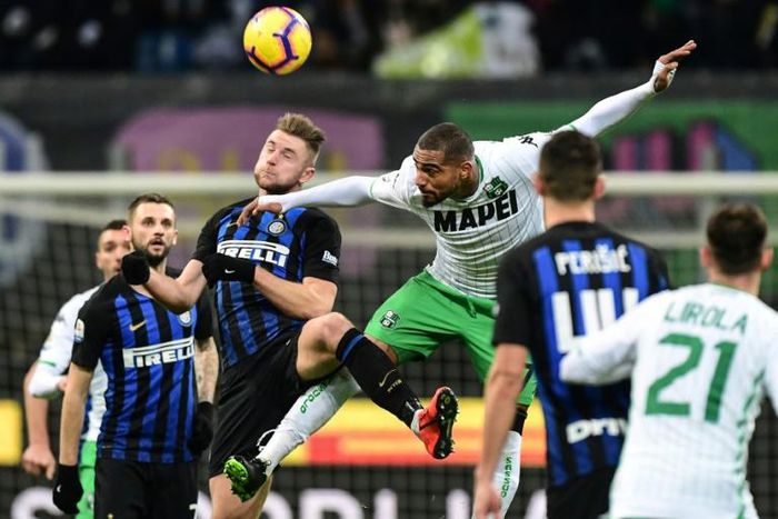 Boateng (R) challenges for a high ball during Sassuolo's draw away to Inter in Serie A at the weekend