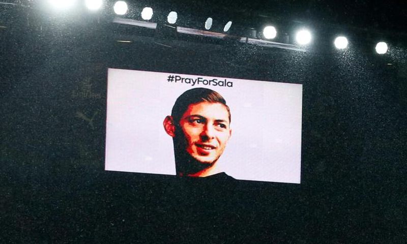 Players and supporters of Arsenal and Cardiff paid tribute to Emiliano Sala during Tuesday's Premier League match at the Emirates