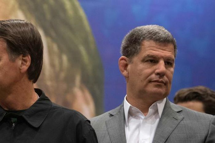 Brazilian President Jair Bolsonaro (l) has sacked Gustavo Bebiano (r) from the ruling party without explaining the decision