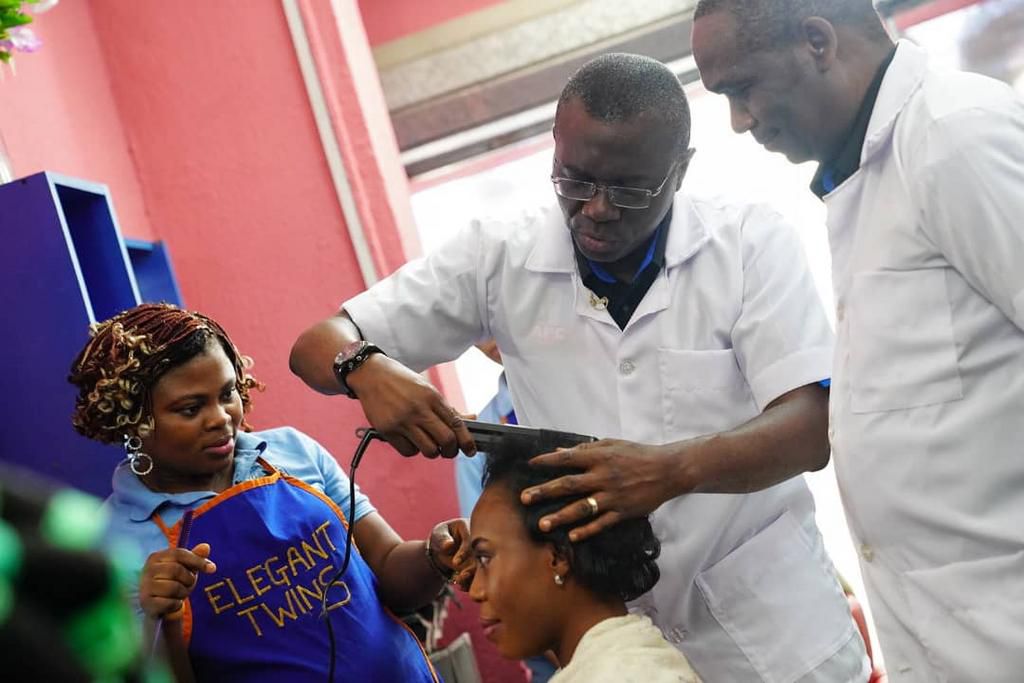 APC Gubernatorial candidate Jide Sanwo-Olu trying his hands as a hairdresser (Wuzup Nigeria)