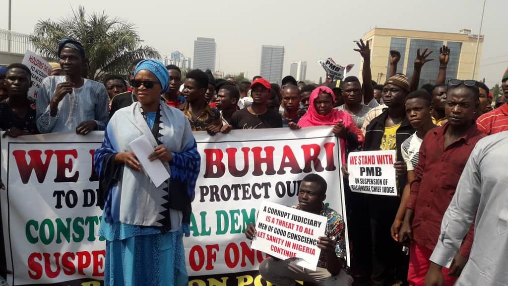 Pro-Buhari protesters storm US embassy over Onnoghen's suspension.