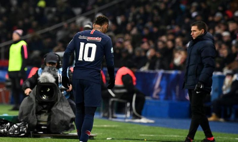 Neymar leaves the pitch with an apparent foot injury in PSG's win over Strasbourg in the French Cup