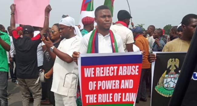 Onnoghen: Ijaw Youths reportedly block East-West road, cause traffic gridlock