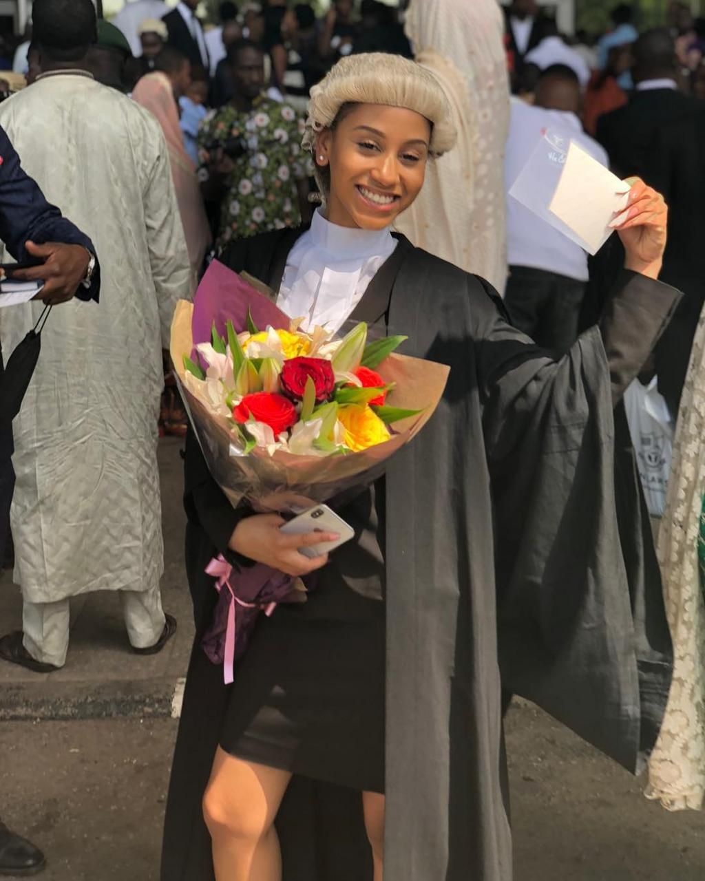 When a woman criticized him for strongly campaigning for a politician to become the President of Nigeria, Davido threw a tantrum and made the conversation about her poor looks despite seeming pleasant. [Instagram/ekbenswaaaag]