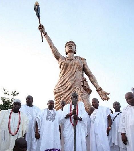 Yoruba monarch, the Ooni of Ife, Oba Enitan Babatunde Ogunwusi, unveils the tallest statue in Nigeria
