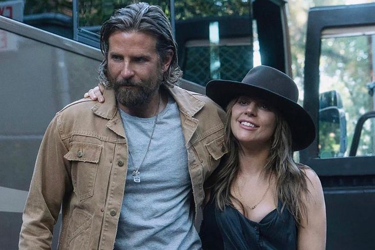 Bradley Cooper and Lady Gaga on the set of 'A star is born.'