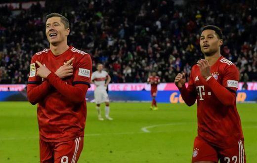 Robert Lewandowski (L) celebrates scoring Bayern Munich's final goal in Sunday's 4-1 win at home to VfB Stuttgart to stay six points behind leaders Borussia Dortmund in the Bundesliga title race.