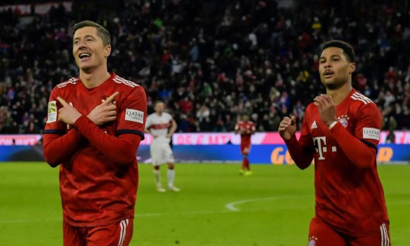 Robert Lewandowski (L) celebrates scoring Bayern Munich's final goal in Sunday's 4-1 win at home to VfB Stuttgart to stay six points behind leaders Borussia Dortmund in the Bundesliga title race.