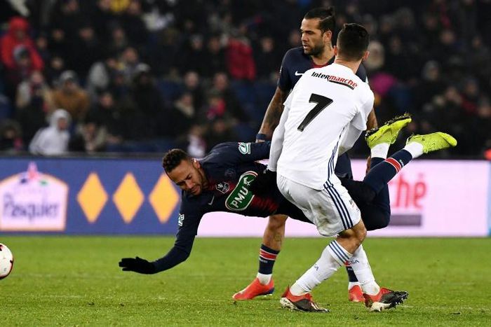 PSG's Neymar tackled by Strasbourg's Moataz Zemzemi