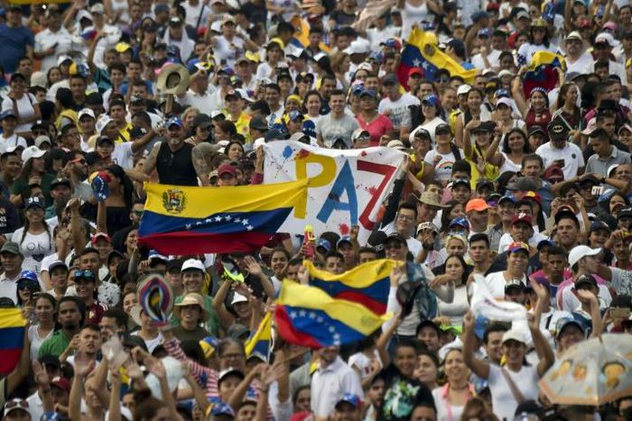 Thousands wait for the start of the Venezuela Aid Live concert in Cucuta, Colombia