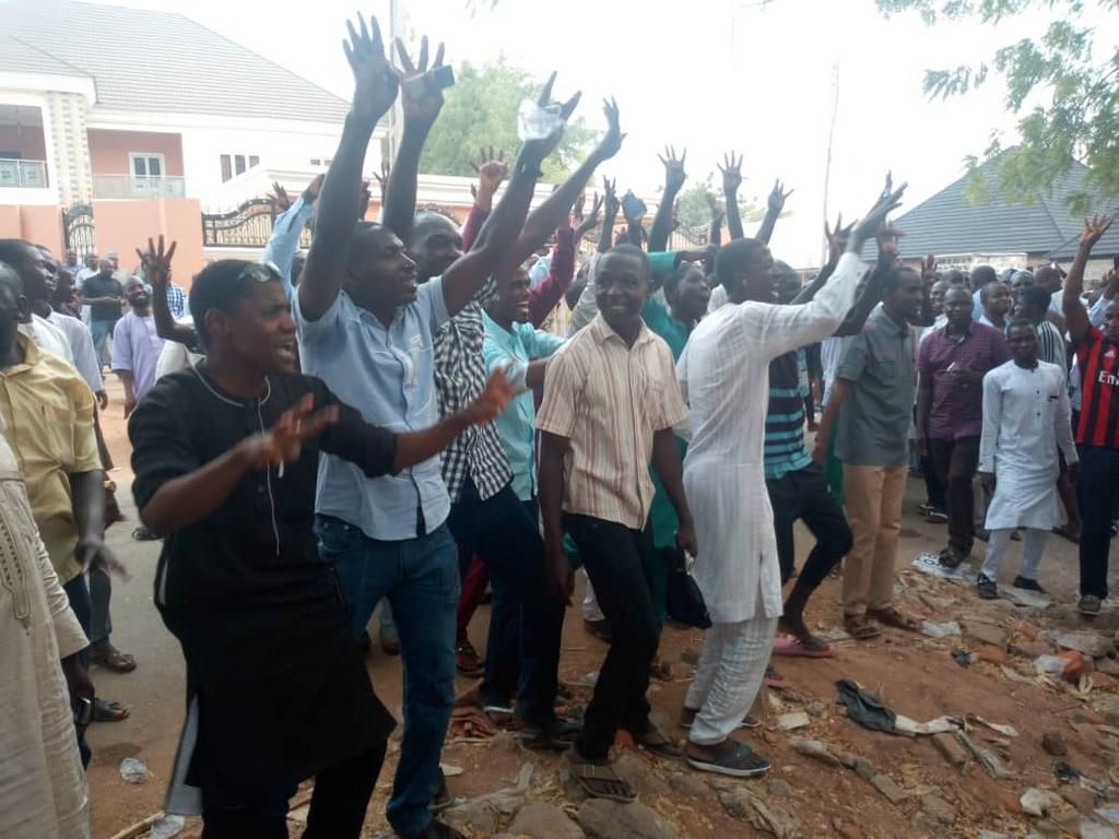 Buhari supporters jubilating at Atiku's polling unit (Twitter @daily trust