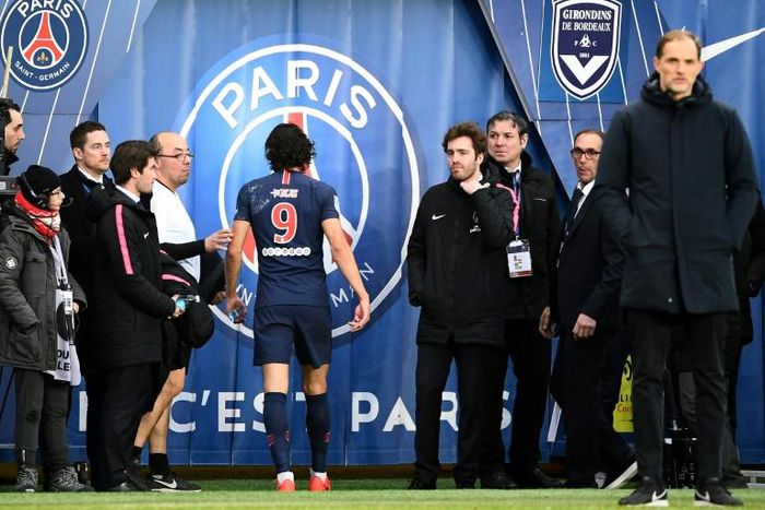 Edinson Cavani heads to the dressing room after injuring himself in PSG's game against Bordeaux
