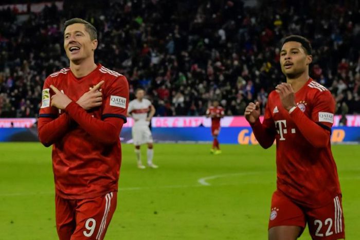 Robert Lewandowski (L) celebrates scoring his 12th Bundesliga goal of the season