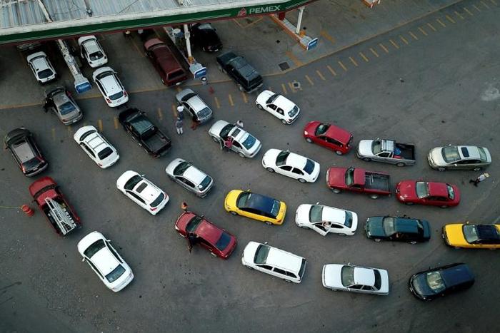 Motorists wait in line for hours to buy gasoline at a Pemex service station in Guadalajara, Jalisco state on January 13, 2019. Three top executives face trial for fuel theft