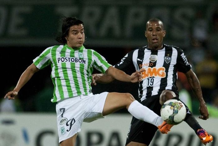 Brazil's Atletico Mineiro player Emerson Conceicao (R, pictured April 2014) agreed to a contract with Barcelona until the end of the 2023-24 season
