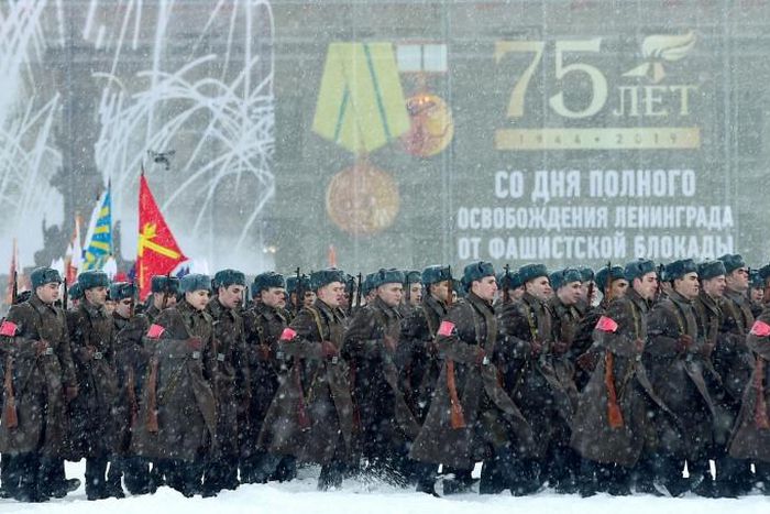 Commemoration ceremonies to mark the 75th anniversary of the lifting of the Nazi siege of Leningrad will include 2,500 servicemen in modern and period uniforms