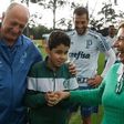 Silvia Grecco makes sure her visually-challenged son Nickollas forgets his condition while catching a live football game by his favourite soccer team Palmeiras. By sharing a commentary with him, her child is able to experience every minute of the game....