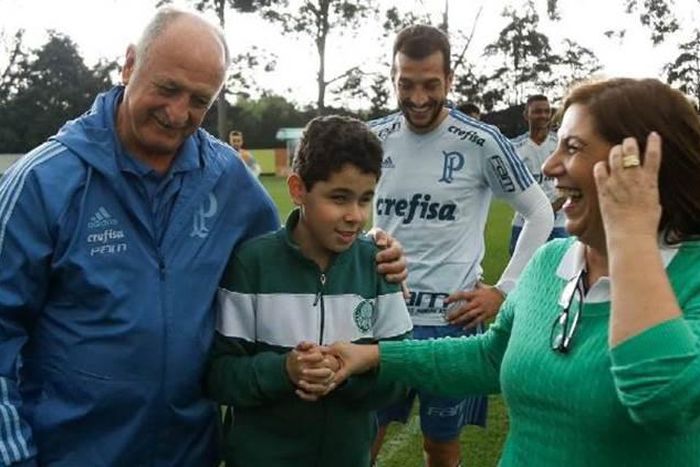 Silvia Grecco makes sure her visually-challenged son Nickollas forgets his condition while catching a live football game by his favourite soccer team Palmeiras. By sharing a commentary with him, her child is able to experience every minute of the game....