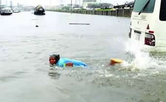 Surviving Lekki flood - how to get to work without staining your suit