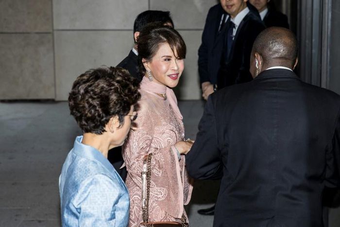 Princess Ubolratana smiled and chatted with the Shinawatras as they walked into the hotel for the wedding of Thaksin's youngest daughter Paetongtarn