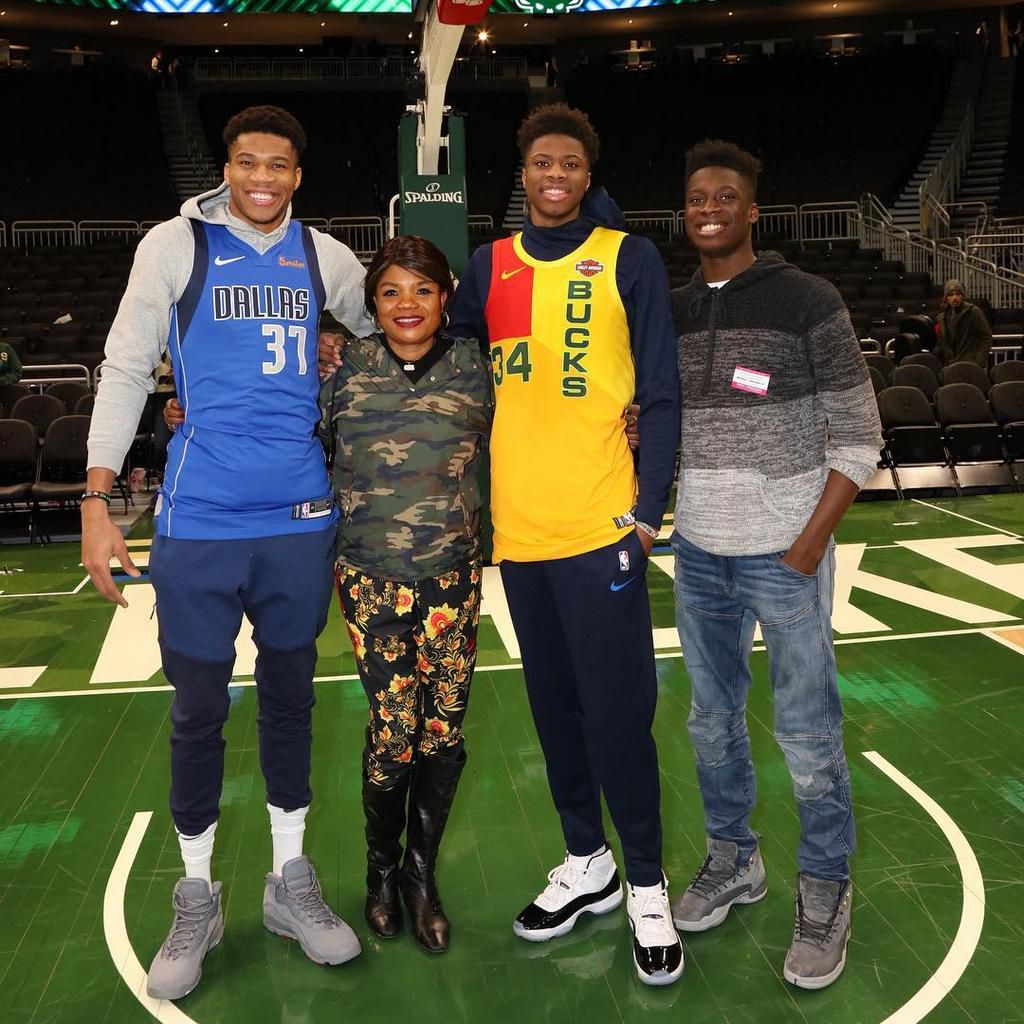 Giannis Antetokounmpo and his family (Instagram/Giannis Antetokounmpo)