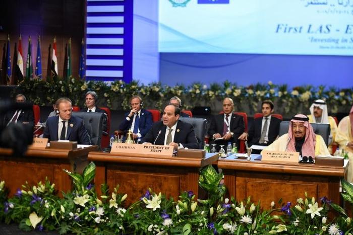 European Council president Donald Tusk (L) and King Salman of Saudi Arabia (R) listen to Egyptian President Abdel Fattah al-Sisi (C) at the first joint European Union-Arab League summit in the Egyptian Red Sea resort of Sharm el-Sheikh