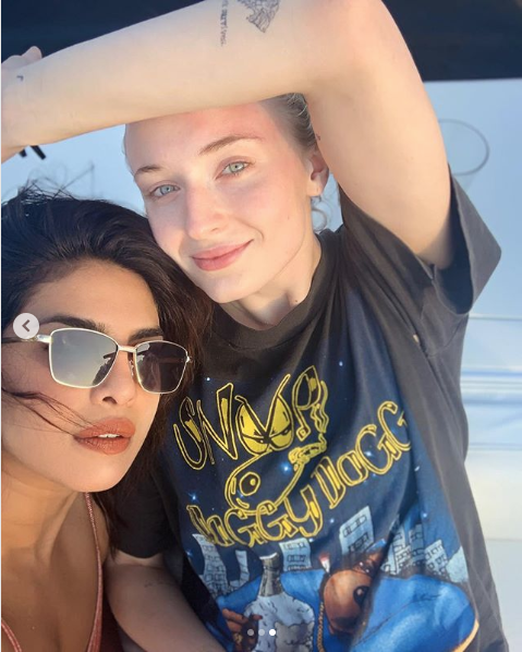 Sophie Turner No-Makeup Selfie With Priyanka Chopra and Jonas Brothers