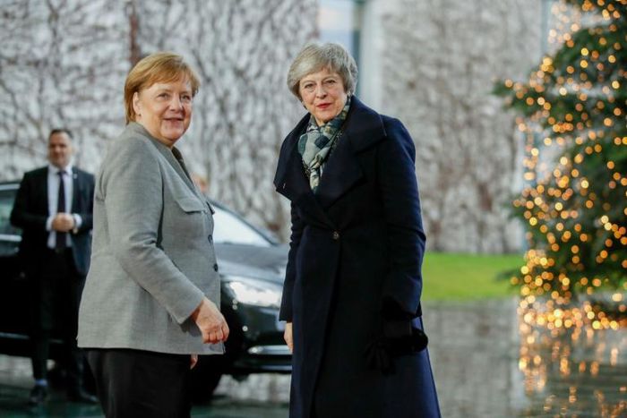 German Chancellor Angela Merkel (l) and British Prime Minister Theresa May
